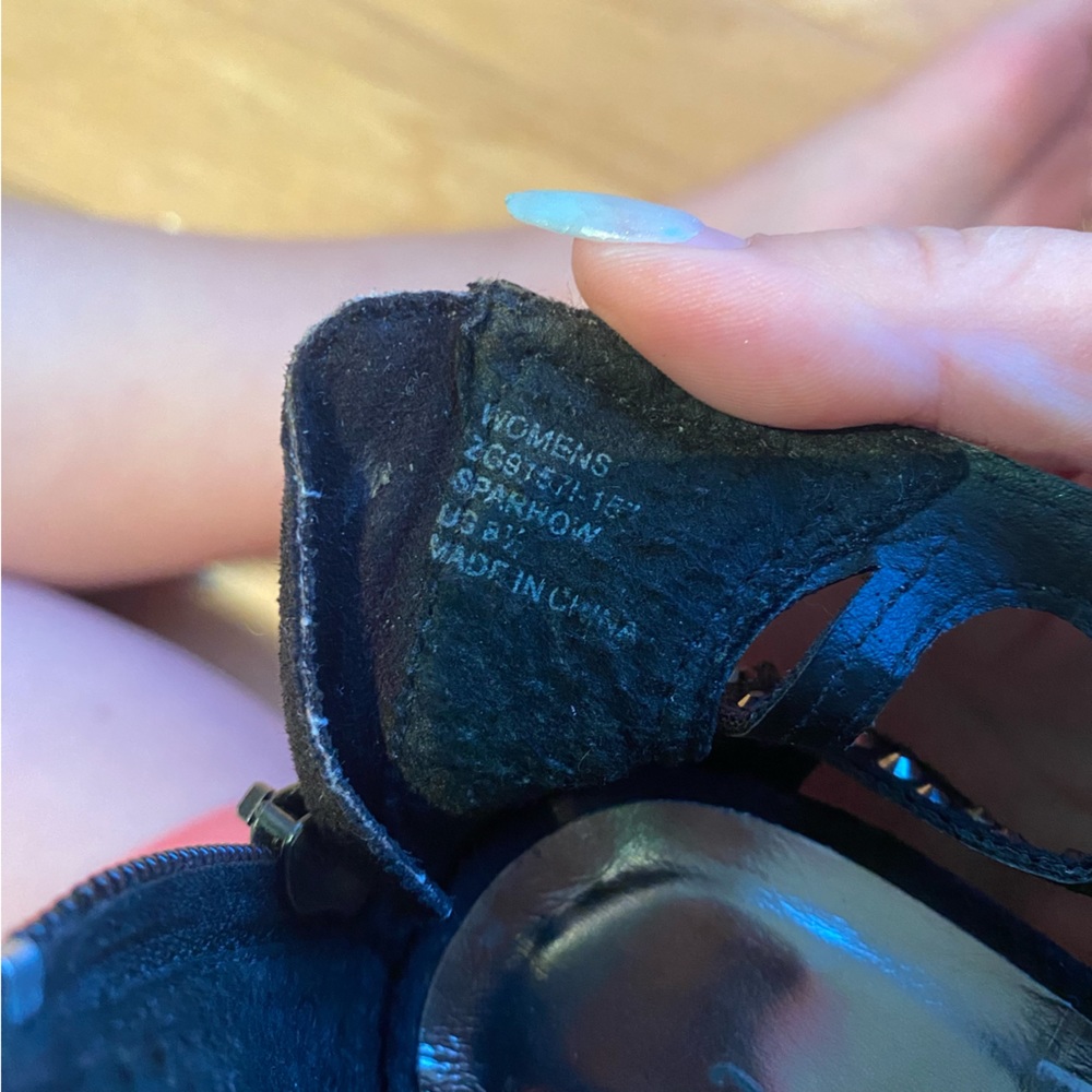 Black heels with embellishments - Picture 7 of 8